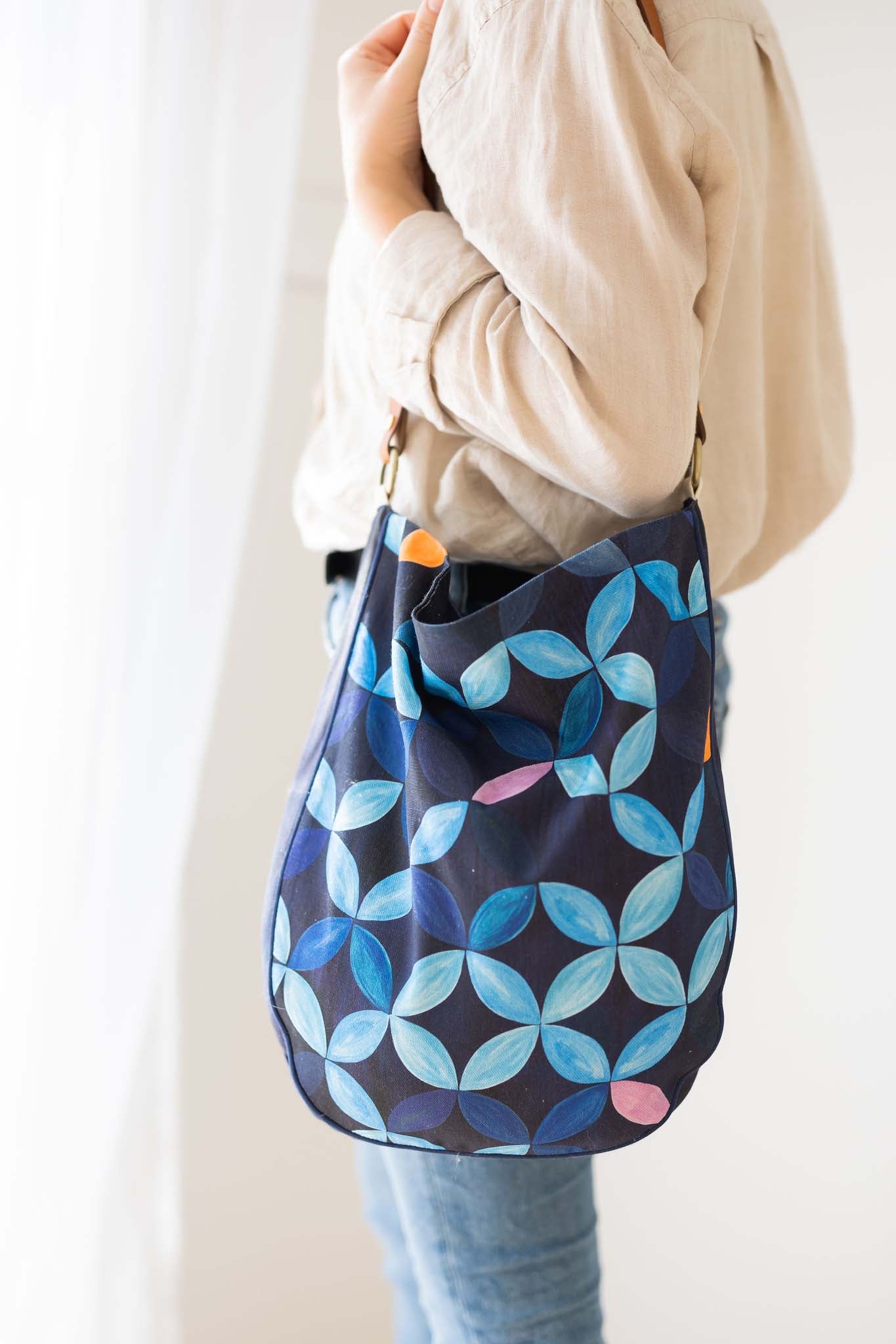 Midnight petal - Linen shoulder bag